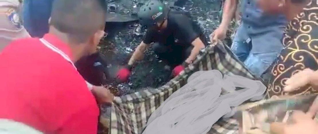 Jasad Nenek Tuo yang hangus terbakar di Bone, dievakuasi petugas dan warga.