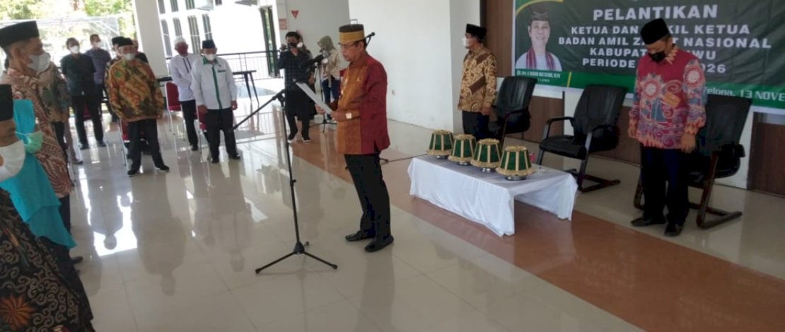 Bupati Luwu, Basmin Mattayang hadir melantik Ketua Bazanas Luwu, Andi Agung Nas dan pengurus lainnya i Rumah Jabatan Bupati Luwu, pada Sabtu, (13/11/2021) pagi