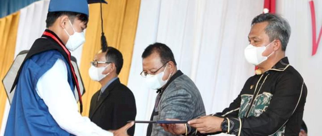 Suasana wisuda Diploma III Akademi Teknik Sorowako.