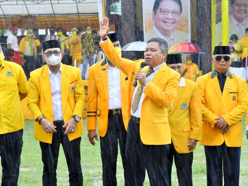 Ribuan Warga Toraja Padati Puncak HUT Golkar ke-57, Taufan Pawe Orasi di Bawah Guyuran Hujan