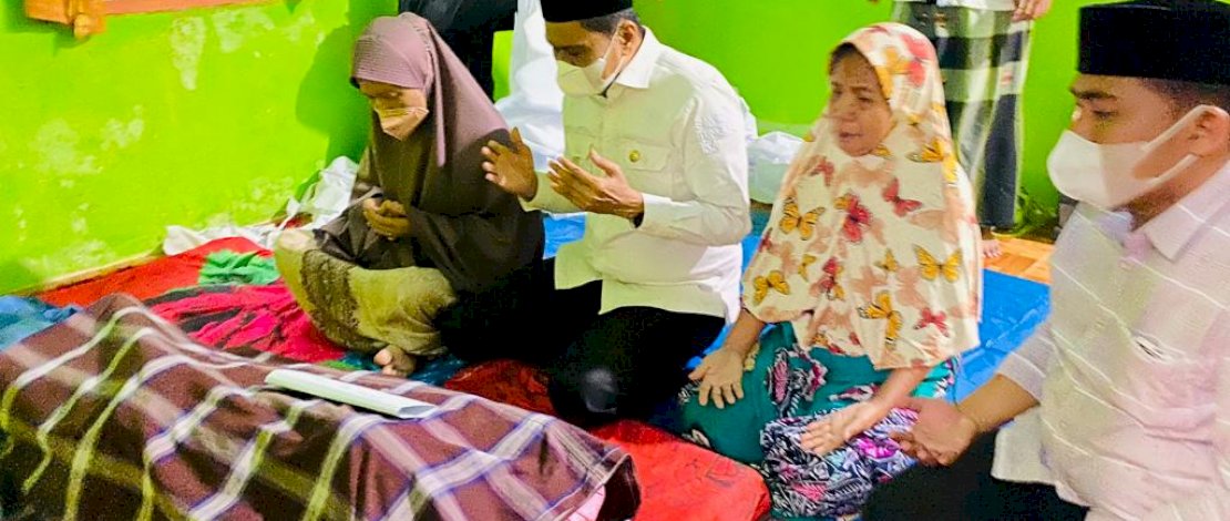 Korban saat ditemukan dan Bupati Barru, Suardi Saleh bersama istri saat melayat.