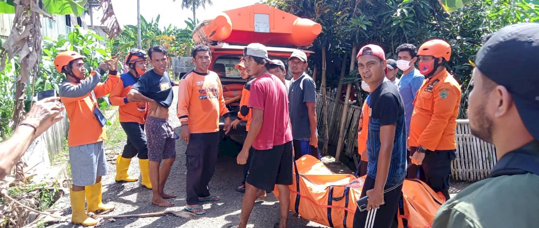 Korban saat ditemukan dan Bupati Barru, Suardi Saleh bersama istri saat melayat.