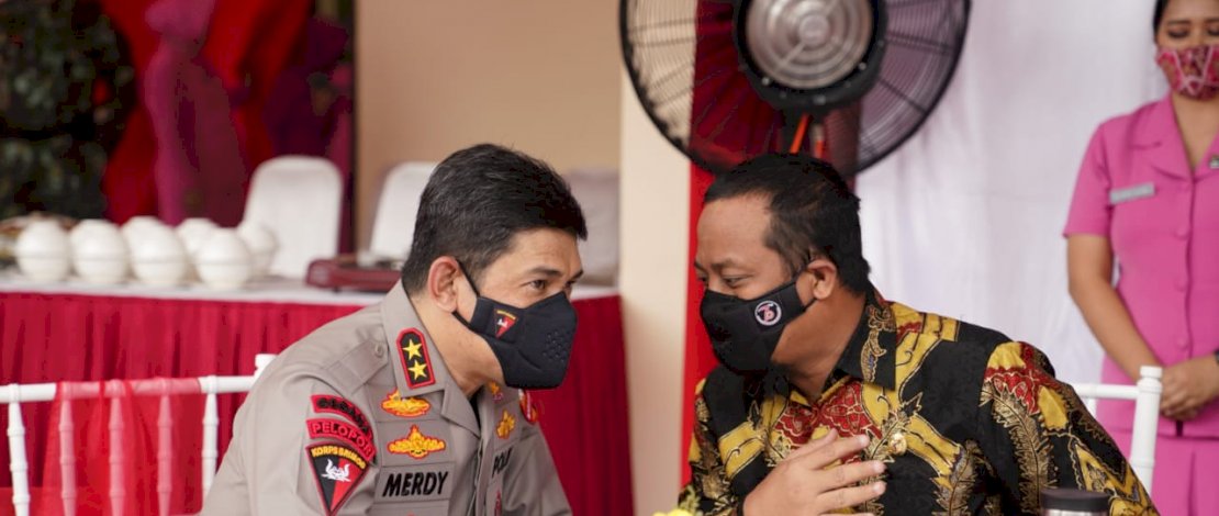 Plt Gubernur Sulsel, Andi Sudirman Sulaiman berbincang dengan Irjen Pol Merdisyam dalam HUT Brimob.