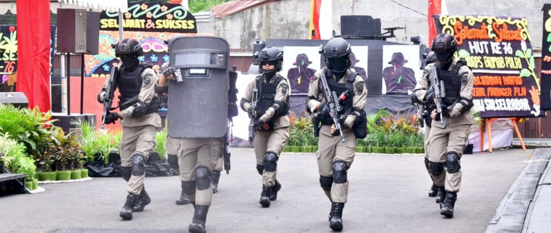 Plt Gubernur Sulsel, Andi Sudirman Sulaiman berbincang dengan Irjen Pol Merdisyam dalam HUT Brimob.