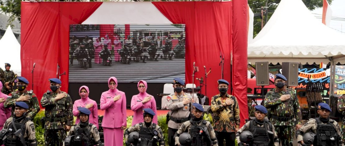 Plt Gubernur Sulsel, Andi Sudirman Sulaiman berbincang dengan Irjen Pol Merdisyam dalam HUT Brimob.