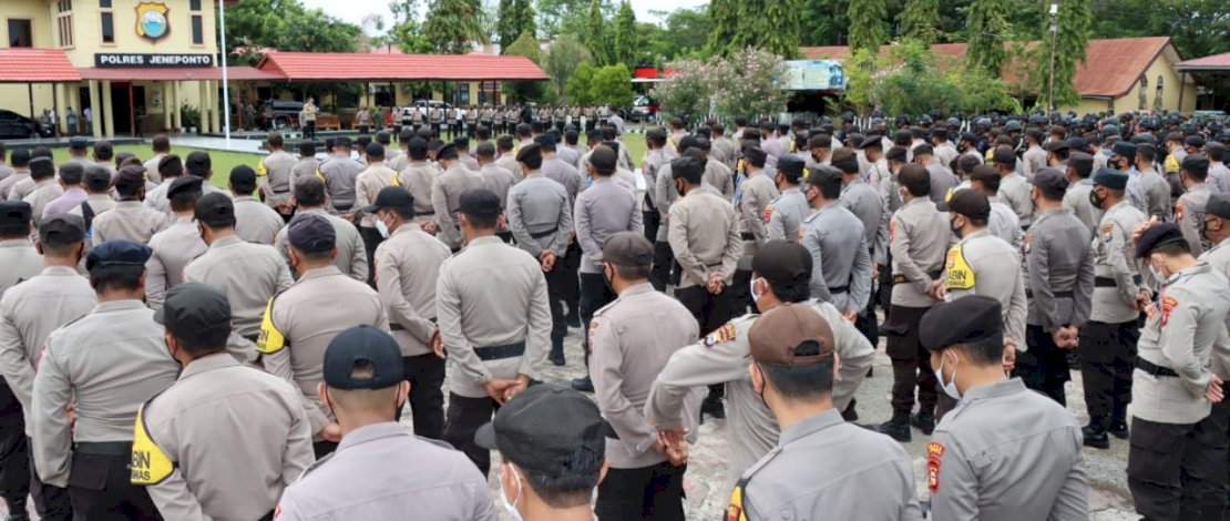 Apel pasukan pengamanan Pilkades Serentak di Jeneponto, dipimpin Bupati Jeneponto, Iksan Iskandar.