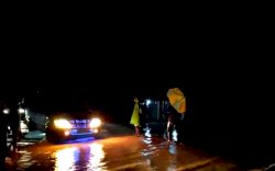 Banjir Sungai Salutubu Luwu Merembes ke Jalan Trans Sulawesi