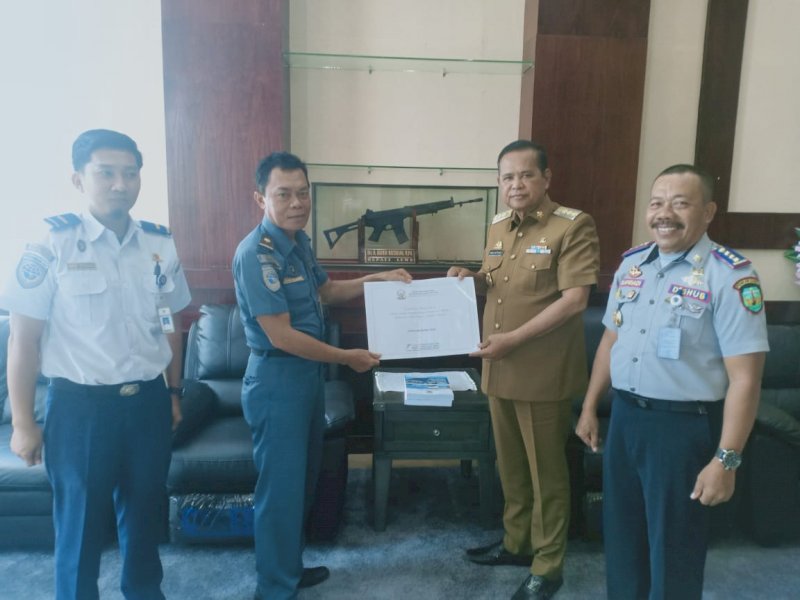 Basmin Mattayang Serahkan FS dan DED Pengembangan Pelabuhan Belopa ke Kemenhub