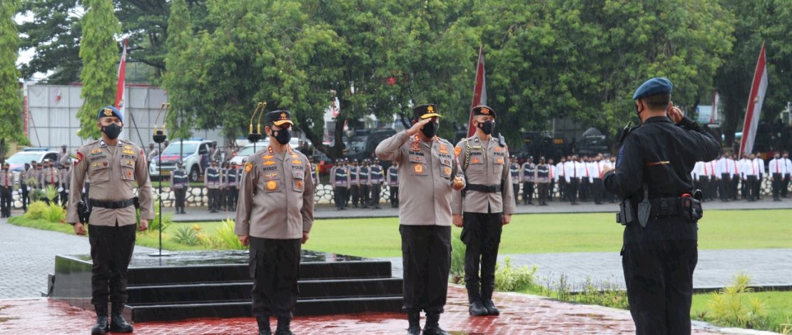 Proses penyambutan Kapolda Sulsel, Irjen Nana Sudjana didampingi pendahulunya Irjen Pol Merdisyam.