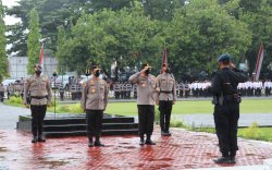 Nana Sudjana Terima Pataka Polda Sulsel di Bawah Guyuran Hujan