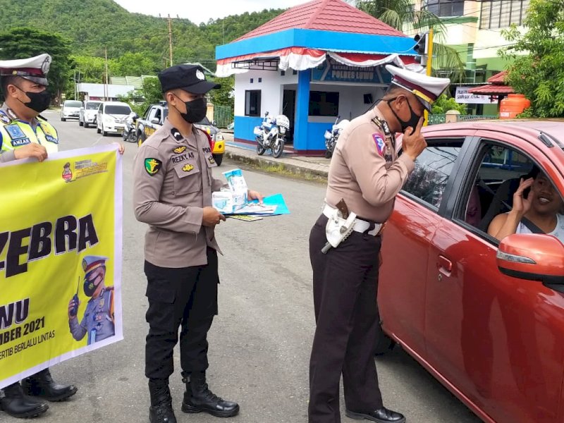 Hari Kedua Ops Zebra, Polres Luwu Bagikan Masker dan Sticker Imbauan Kepada Pengendara