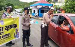 Hari Kedua Ops Zebra, Polres Luwu Bagikan Masker dan Sticker Imbauan Kepada Pengendara