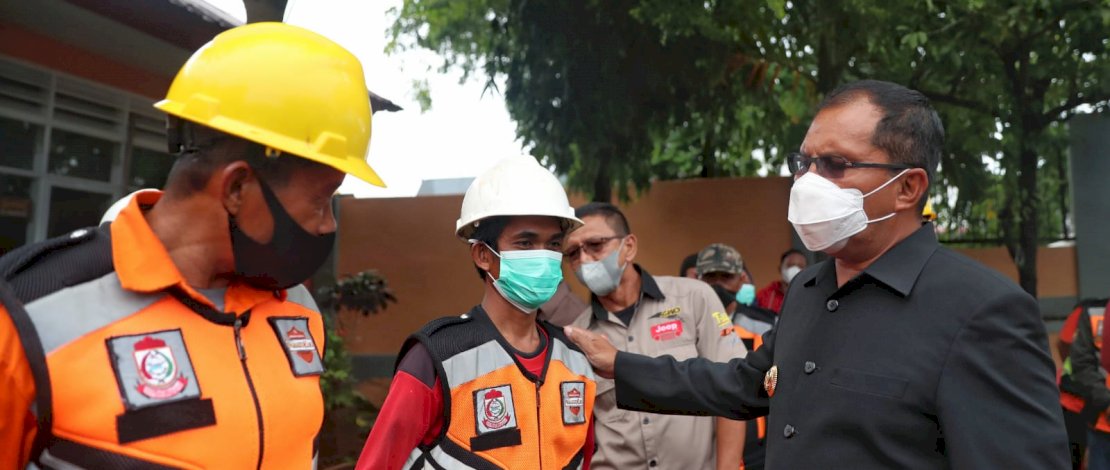 Wali Kota Makassar, Moh Ramdhan Pomanto mengunjungi posko siaga banjir.