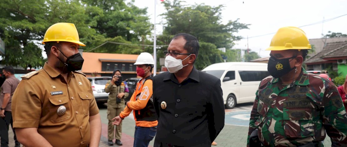 Wali Kota Makassar, Moh Ramdhan Pomanto mengunjungi posko siaga banjir.