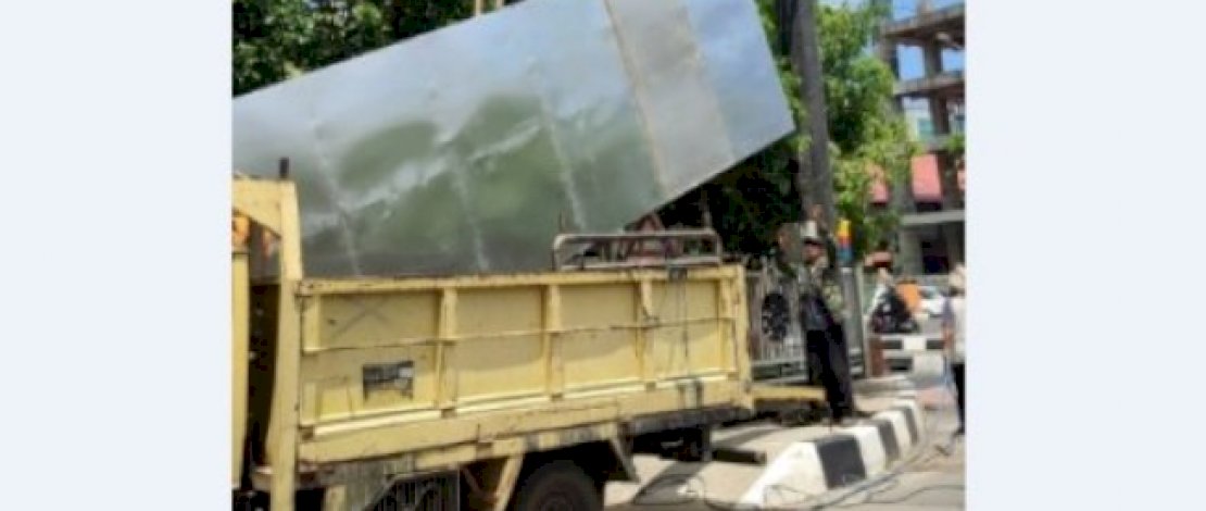 Bapenda Makassar Tertibkan Reklame di Samping Kampus UNM Gunung Sari
