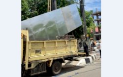 Bapenda Makassar Tertibkan Reklame di Samping Kampus UNM Gunung Sari