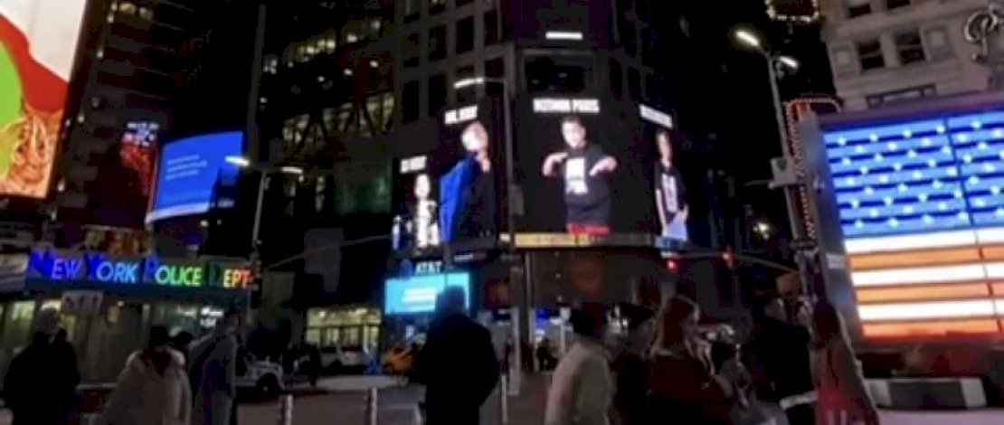 Wajah Hotman dan sederet artis yang memiliki saham di Holywings, tampil di Times Square New York.