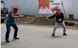 Duel Berdarah Pria Bersenjata Gergaji vs Golok, Begini Endingnya