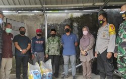 Bersama Kadis Kearsipan Makassar, Camat Biringkanaya Pantau Penyaluran Bansos