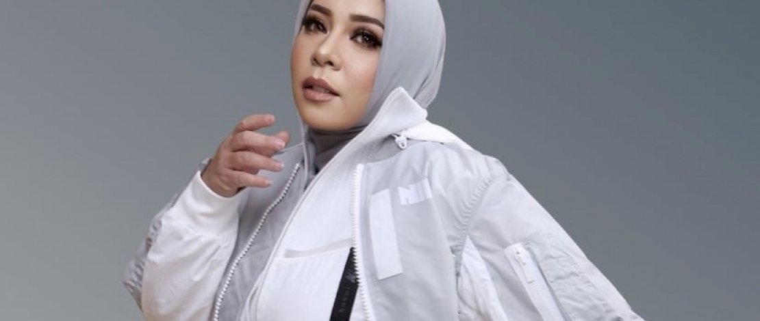 Potret terbaru Melly Goeslaw makin langsing dan awet muda. 