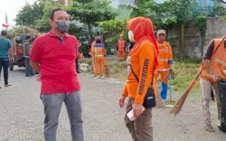 Camat Biringkanaya Pimpin Warga Lakukan Jumat Bersih