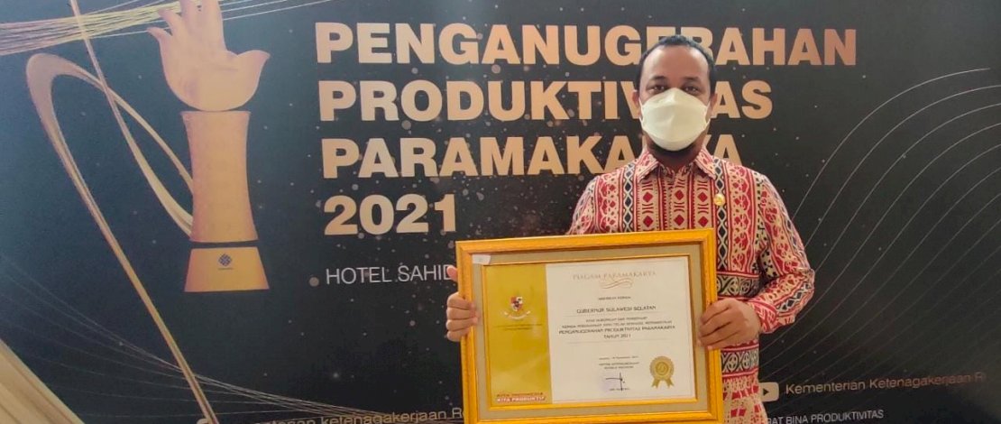 Kenakan Batik Sarita Toraja, Plt Gubernur Sulsel Terima Penganugerahan Produktivitas Paramakarya 2021