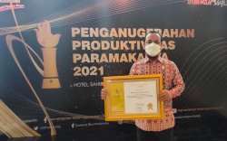 Kenakan Batik Sarita Toraja, Plt Gubernur Sulsel Terima Penganugerahan Produktivitas Paramakarya 2021