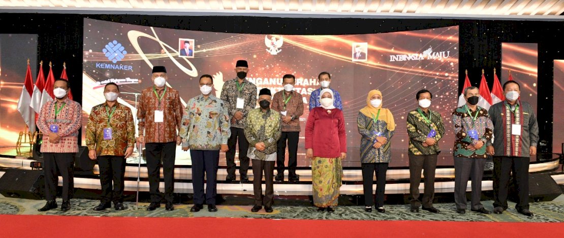 Kenakan Batik Sarita Toraja, Plt Gubernur Sulsel Terima Penganugerahan Produktivitas Paramakarya 2021