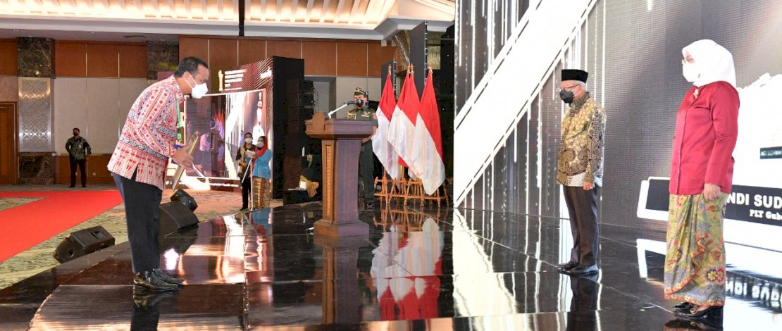 Kenakan Batik Sarita Toraja, Plt Gubernur Sulsel Terima Penganugerahan Produktivitas Paramakarya 2021