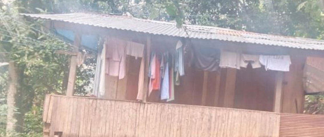 Rumah kediaman Reza Jeneponto, pemilik suara yang mirip penyanyi ternama diera 1990-an Nike Ardilla tepatnya di Dusun Bonto Tinggi, Desa Marayoka, Kecamatan Bangkala, Kabupaten Jeneponto, Sulawesi Selatan.