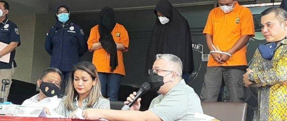 Rilis penangkapan tiga pelaku penggelapan aset orangtua Nirina Zubir, di Polda Metro Jaya, Semanggi, Jakarta Selatan, Kamis (18/11/2021).