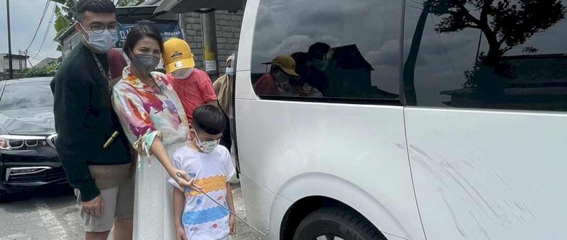 Mobil mewah Tya Ariestya yang baru dibeli sebulan alami lecet karena besi yang menusuk ban mobil.