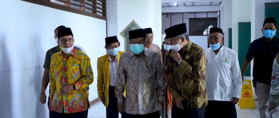 Akbar Tanjung, Jusuf Kalla dan Taufan Pawe usai salat Jumat di Masjid Al Markaz Al Islami.