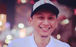 Smartphone Jadul dan Kamera Lawas di Tangan Musisi Makassar