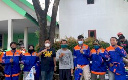 Camat Tamalate Serahkan Baju Seragam Petugas Kebersihan