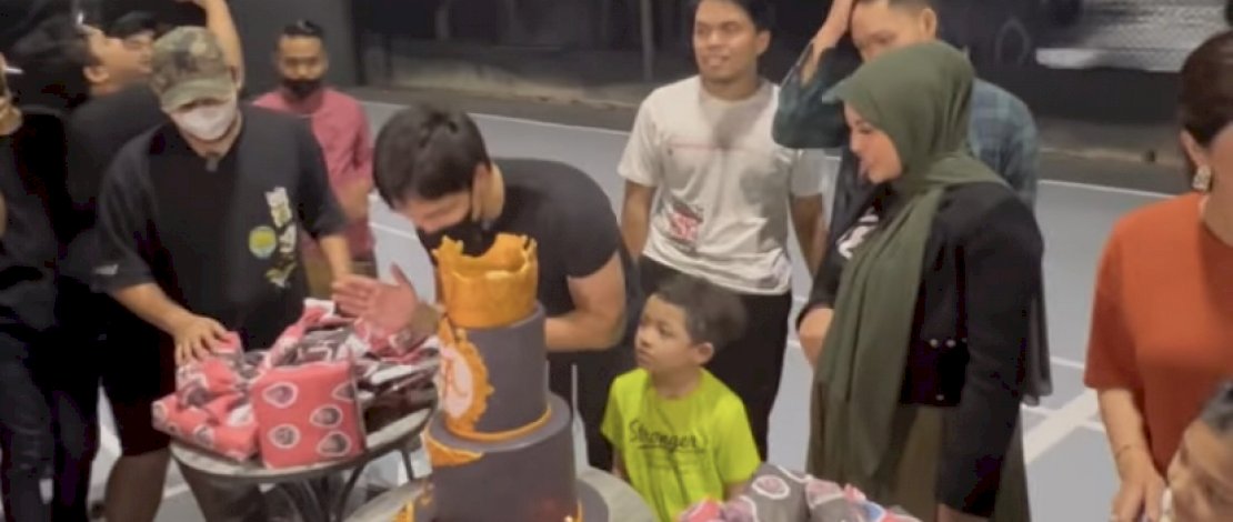 Surprise Ulang Tahun Atta Halilintar digelar sederhana dengan suasana bahagia dan penuh hangat, Sabtu (20/11/2021).