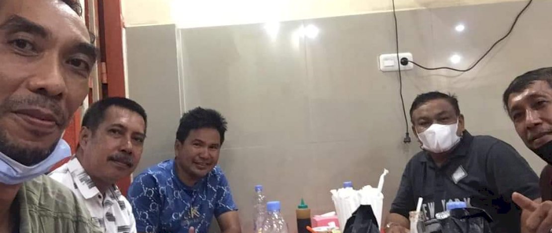 Panitia Pertemuan Akbar Sedunia  Wijanna Puatta Lapatau Matanna Tikka Matinroe ri Nagauleng bersama Bupati Bone, Andi Fahsar Padjalangi.