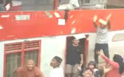 Viral Video Rebutan Uang dari Langit di Polman, Begini Faktanya