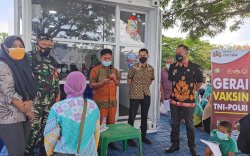 Bekerjasama TNI-Polri, Camat Tamalate Gelar Vaksinasi Massal