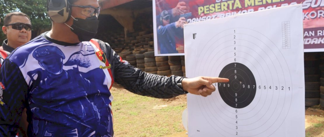 Kapolda Sulsel, Irjen Pol Nana Sudjana saat membuka kejuaraan menembak Dansat Brimob Polda Sulsel Cup III Tahun 2021.