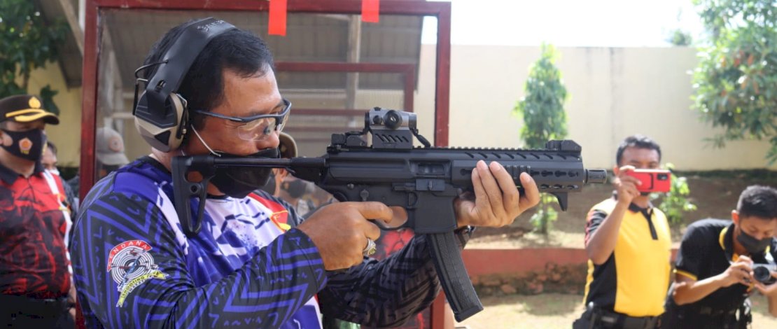 Kapolda Sulsel, Irjen Pol Nana Sudjana saat membuka kejuaraan menembak Dansat Brimob Polda Sulsel Cup III Tahun 2021.