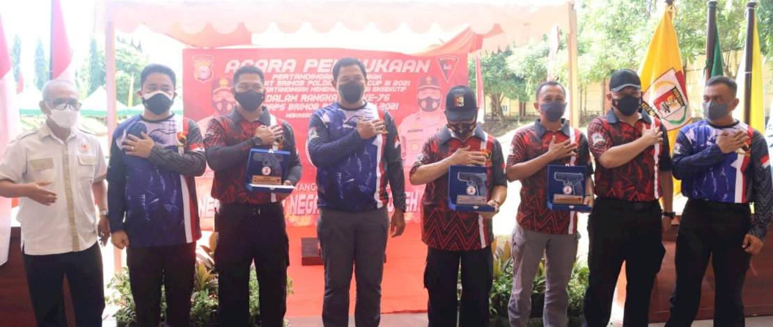 Kapolda Sulsel, Irjen Pol Nana Sudjana saat membuka kejuaraan menembak Dansat Brimob Polda Sulsel Cup III Tahun 2021.