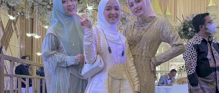 Unggah Foto Bareng Nissa Sabyan, Adelia Pasha Ditegur Netizen: Jaga Suaminya