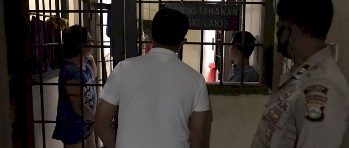 Kapolres Palopo mengunjungi Polsek Wara dan berbincang dengan tahanan.