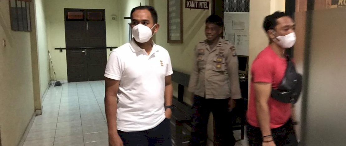 Kapolres Palopo mengunjungi Polsek Wara dan berbincang dengan tahanan.