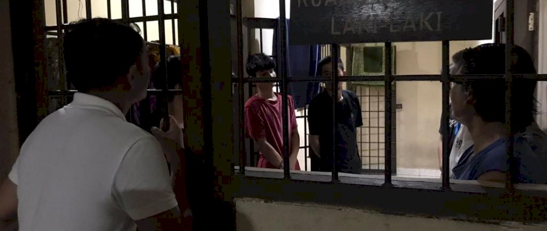 Kapolres Palopo mengunjungi Polsek Wara dan berbincang dengan tahanan.