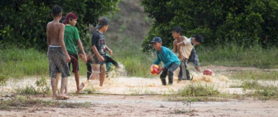 Wabup Sinjai, Andi Kartini Ottong, riang bermain bersama anak-anak Pegunungan Terasa, Sinjai Barat, pada Hari Anak Sedunia. 
