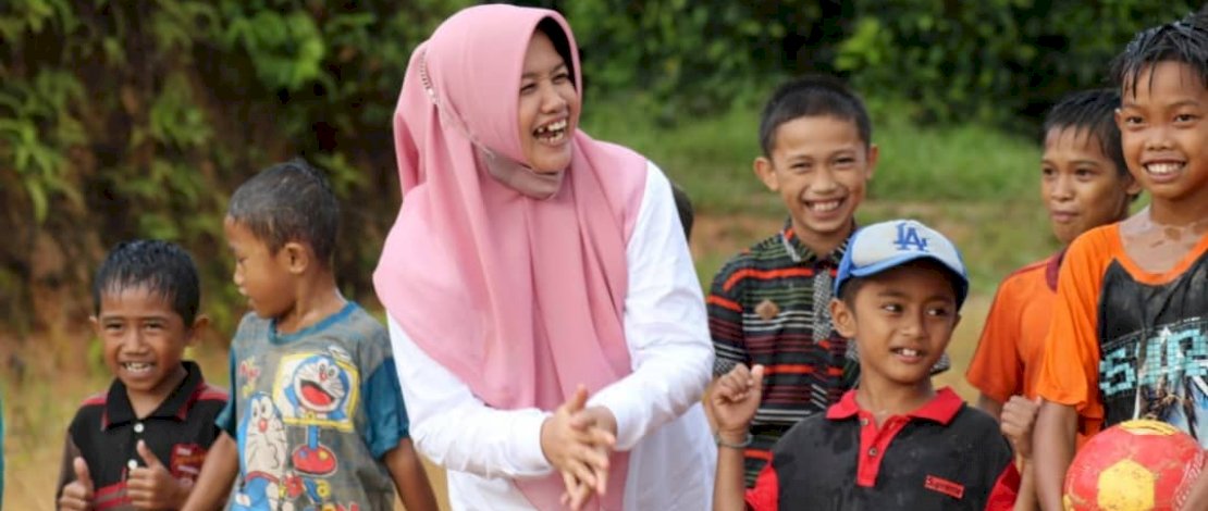 Wabup Sinjai, Andi Kartini Ottong, riang bermain bersama anak-anak Pegunungan Terasa, Sinjai Barat, pada Hari Anak Sedunia. 
