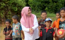 Rayakan Hari Anak Sedunia, Wabup Sinjai Main Lumpur Bareng Bocah Pegunungan Terasa