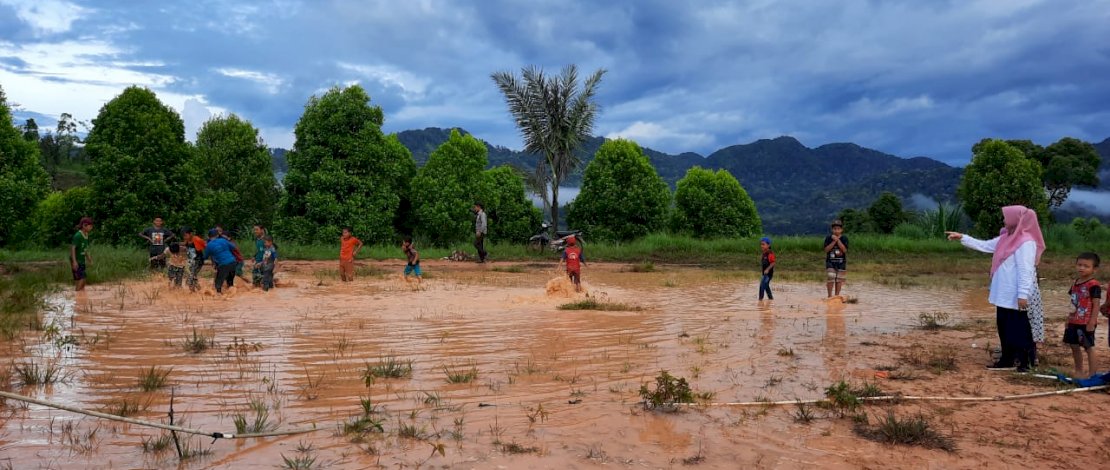 Wabup Sinjai, Andi Kartini Ottong, riang bermain bersama anak-anak Pegunungan Terasa, Sinjai Barat, pada Hari Anak Sedunia. 